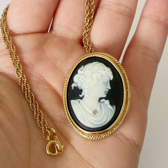 Vintage Avon black white and gold cameo pendant / brooch necklace 16” - Picture 5 of 6